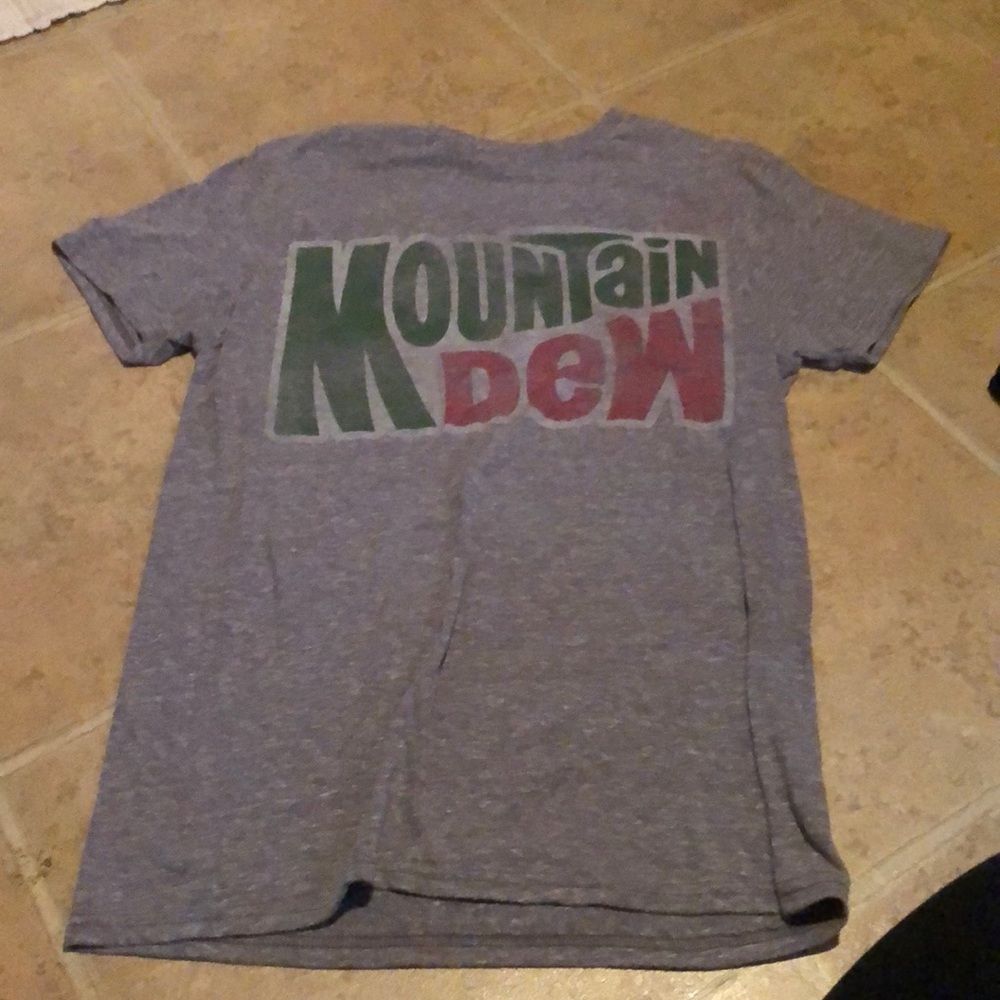 gray t-shirt